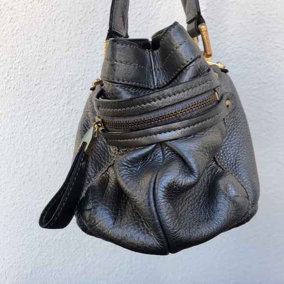 B. Makowsky silver metallic leather handbag with gold hardware - Picture 4 of 16